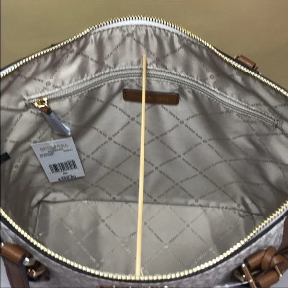 Michael Kors Charlotte LG TZ Tote
Vanilla Leather - Picture 8 of 9